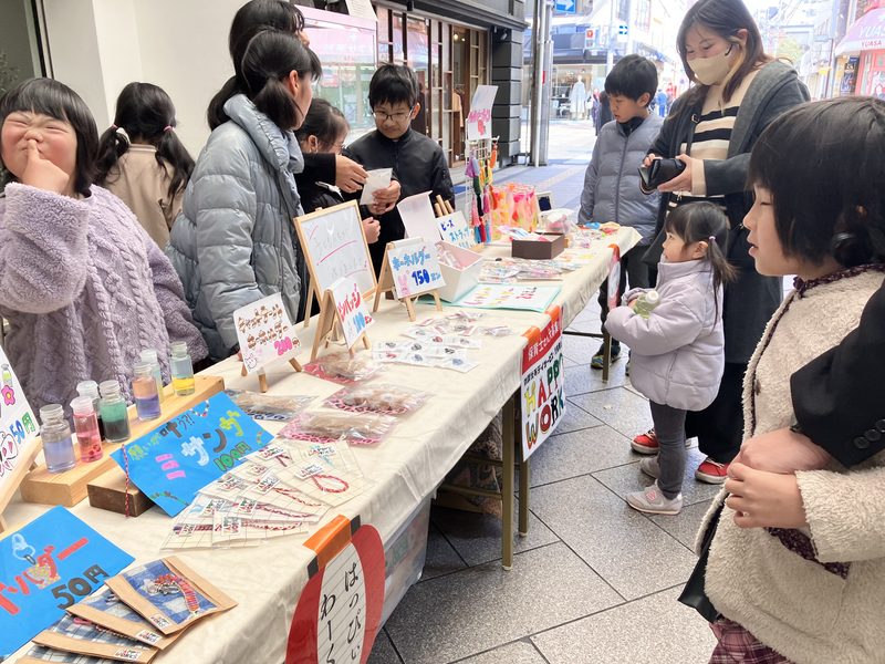 イベントへの出店に参加する子どもたち