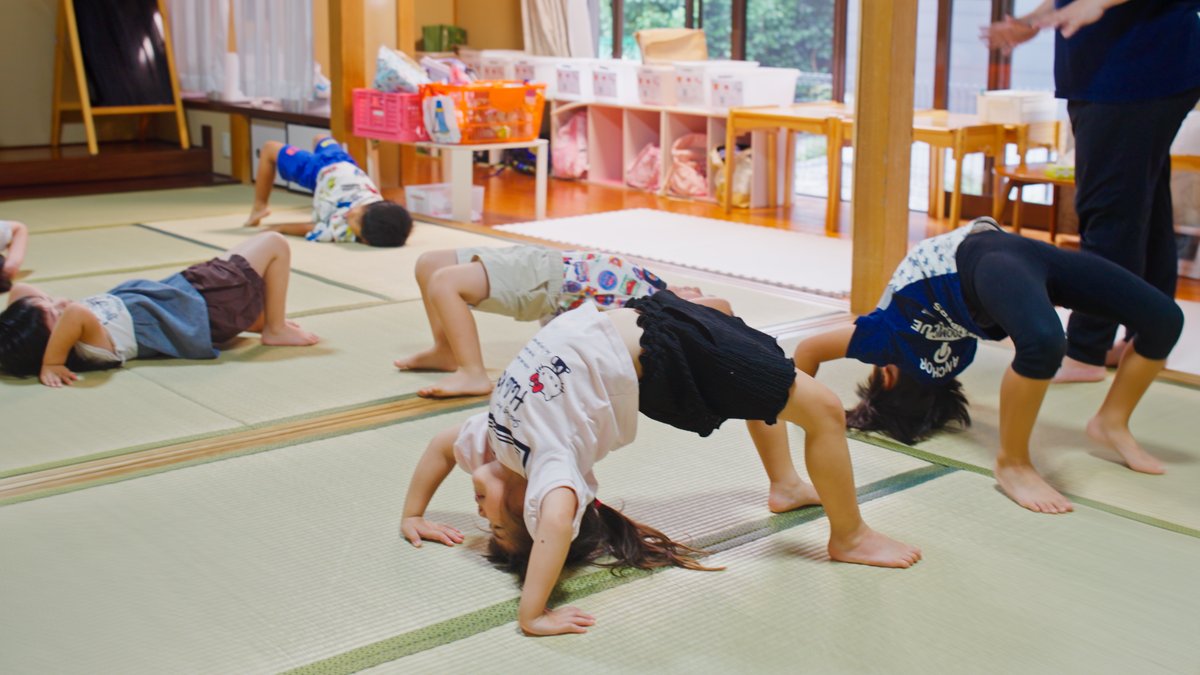さくらんぼリズムに取り組む子どもたち