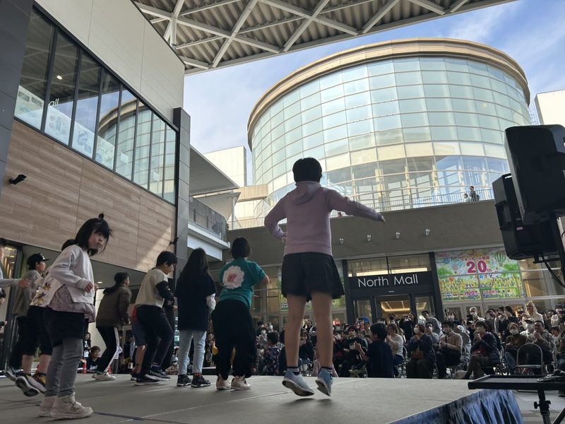 ステージパフォーマンスに出演する子どもたち