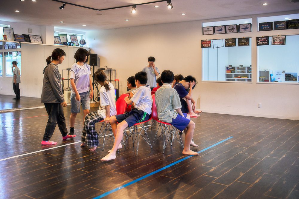 放課後等デイサービスでリズム遊びやダンスを楽しむ子どもたち